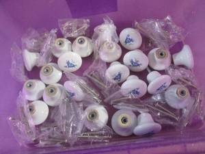 lot 92 image: (CS) 22 White wBlue Flowers Cabine...