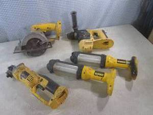 lot 93 image: (EW7) Dewalt 18V Cordless Circular ...