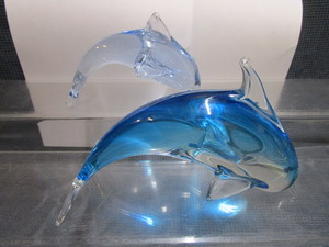 lot 22 image: Paperweights Solid Dolphins