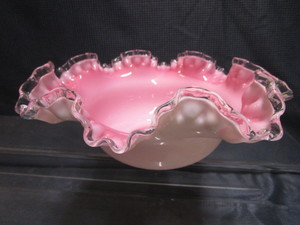 lot 5 image: Vintage Fenton Dish
