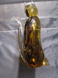 lot 9 image: Solid Glass Cat Paperweight