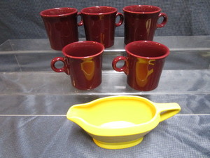 lot 10 image: Fiesta Mugs, HL Harlequin Gravy