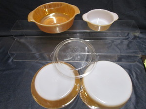lot 27 image: Fire King Lustre & Anchor Hocking Casseroles