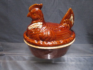 lot 41 image: Vintage Hull Chicken Roaster
