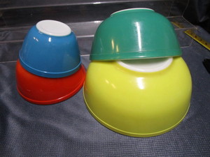 lot 63 image: Pyrex Nesting Bowls