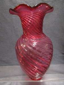 lot 71 image: Cranberry Vase