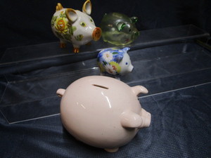 lot 89 image: Piggy Banks
