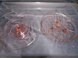 lot 90 image: Pink Depr. Cake Stand & Tri-Footed