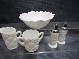 lot 91 image: Vintage Milk Glass