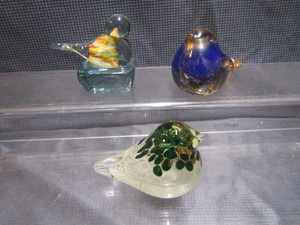 lot 111 image: Art Glass Bird Paperweights