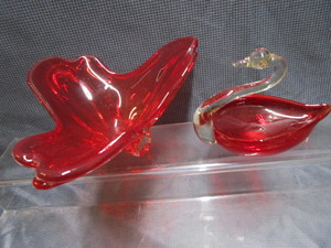 lot 119 image: Swan & Art Glass Pieces
