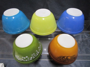 lot 137 image: Vintage Pyrex Bowls