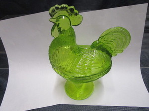 lot 156 image: Standing Rooster, Yellow Glass
