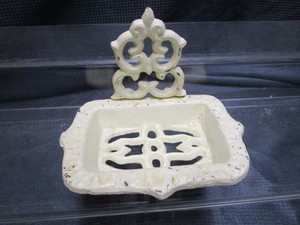 lot 165 image: Antique Soap Dish