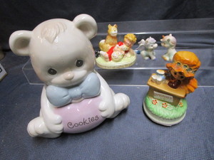 lot 176 image: PM Cookie, Annie, Lemonade Music Box