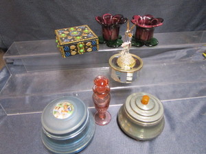 lot 193 image: Dresser Items with Vintage