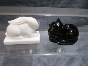 lot 209 image: Black Glass Cat & Heisey Rabbit