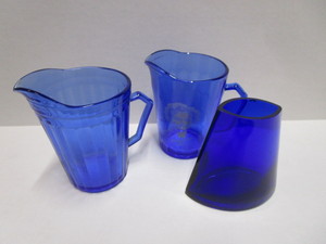 lot 220 image: Cobalt Pitchers & Vase