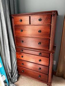 lot 32 image: Solid Wood 8-Drawer Chest of Drawers with Classic Knob Handles