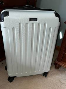 lot 35 image: Kenneth Cole Reaction Hard-Shell Suitcase