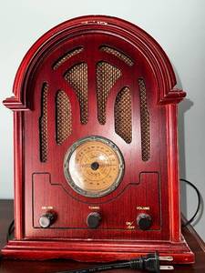 lot 36 image: Vintage Style Living Solutions Cathedral AMFM Radio