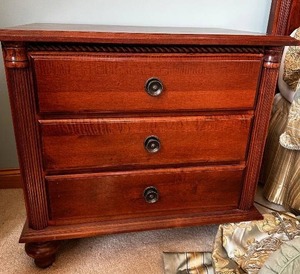 lot 51 image: Mahogany 3-Drawer Nightstand with Turned Legs