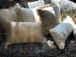 lot 57 image: Set of 6 Elegant Decorative Throw Pillows with Tassels
