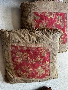 lot 59 image: Set of 2 Vintage Tapestry Throw Pillows with Floral Design