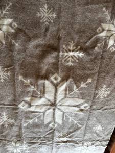 lot 60 image: Lopi Icelandic Wool Blanket with Snowflake Pattern - New