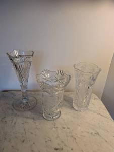 lot 200 image: Set of 3 Elegant Crystal Cut Glass Vases