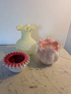 lot 206 image: Collection of 3 Fenton Art Glass Vases with Ruffled Edges