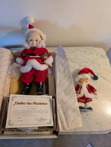 lot 253 image: Danbury Mint Under the Mistletoe Elf Doll Set of 2 with COA
