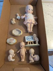 lot 257 image: Collection of 8 Kewpie Doll Figurines with Accessories