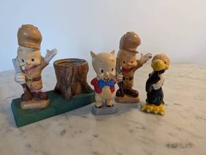 lot 264 image: Vintage Warner Bros Figurines Set Including Porky Pig, Beaky Buzzad and Elmer Fudd
