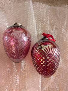 lot 265 image: Set of 2 Red Glass Ornaments with Crosshatch Design
