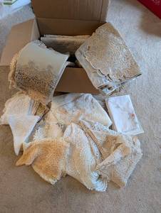 lot 400 image: Collection of Vintage Lace and Embroidered Linens