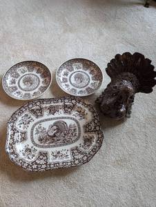 lot 410 image: Spode Turkey Themed Porcelain Platter and Plates Set with Decorative Turkey Figurine