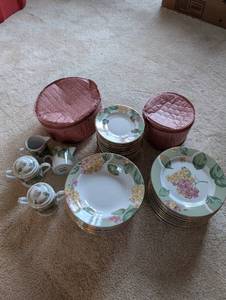 lot 421 image: Fairfield Hydrangea assorted piece Dinnerware Set with Floral Design