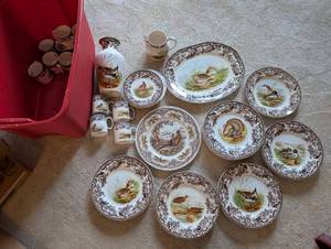 lot 433 image: Vintage Spode Collection of Dinnerware and Serving Pieces