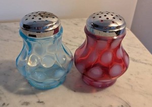 lot 10 image: Set of Two Fenton Coin Dot Glass Salt and Pepper Shakers