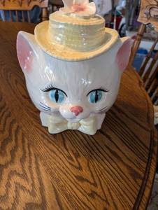 lot 435 image: Vintage Metlox Cat Head Cookie Jar with Hat Lid