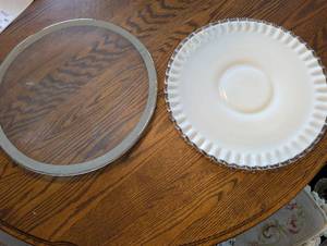 lot 439 image: Vintage Milk Glass Pie Plate with Glass Lid