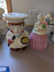 lot 442 image: Vintage Chef and Balloon Lady Ceramic Cookie Jars Set