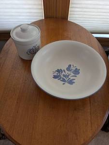 lot 460 image: Pfaltzgraff Yorktowne 40th Anniversary Bowl and Tea Canister Set