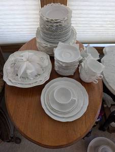 lot 462 image: Classic Rose Rosenthal Group German Porcelain Dinnerware Set