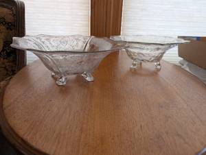lot 464 image: Set of 2 Elegant Glass Bowls with Floral Etching