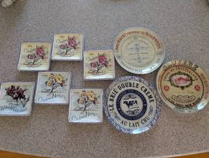 lot 465 image: Kitchen - Set of Vintage Decorative Cheese Plates and Coasters