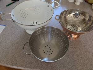lot 467 image: Kitchen - Set of 3 Metal Colanders - Stainless Steel, White, and Copper