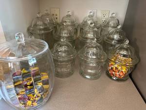 lot 474 image: Set of 13 Clear Glass Candy Jars with Lids