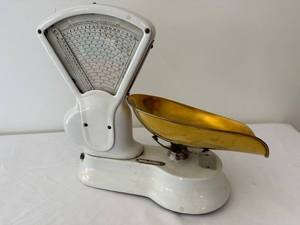 lot 476 image: Vintage Toledo White Enamel Kitchen Scale with Brass Tray